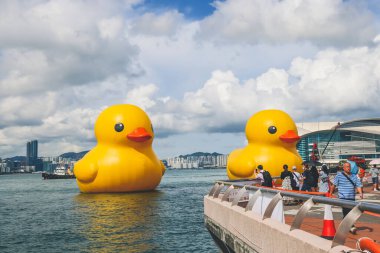 Tuhaf Cazibe ve Denizcilik Eğlencesi, Hong Kong 'da dev Rubber Duck, 9 Haziran 2023