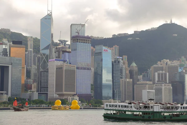 ジャイアント ラバー ダックの作品が2023年6月9日のアドミラルティ プロムナードで香港に戻る — ストック写真