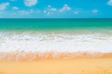 Deniz kumu gökyüzü ve yaz günü