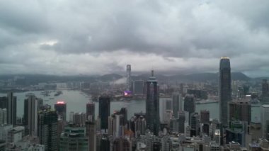 8 Haziran 2023 'te Hong Kong, Peak' ten Victoria Limanı 'nın Akşamı. 