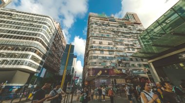 9 Haziran 2023, Tsim Sha Tsui Caddesi, Hong Kong 'un canlı kalbine batıyor.