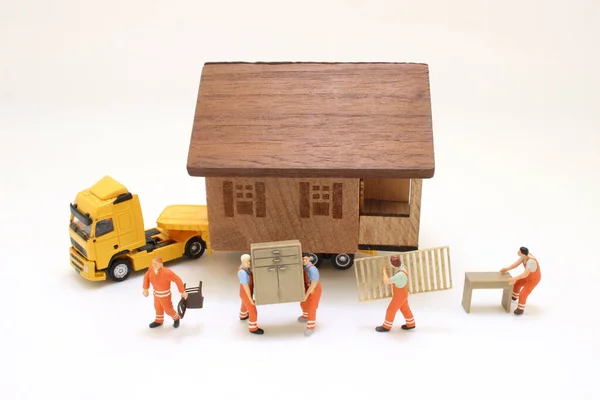 Uma Equipe Trabalhadores Miniatura Mudando Casa Imobiliário — Fotografia de Stock