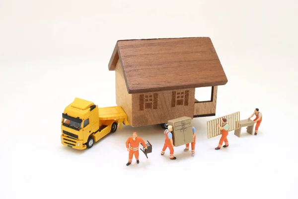 Uma Equipe Trabalhadores Miniatura Mudando Casa Imobiliário — Fotografia de Stock
