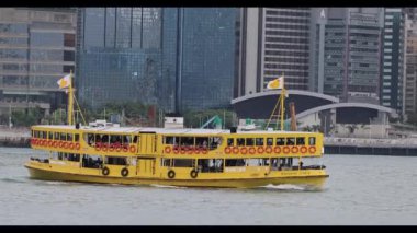 Hong Kong - 18 Haziran 2023: Victoria Limanı, Kowloon 'da sarı yıldız feribotu.