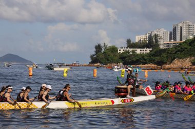 22 Haziran 2023, Stanley sahilinde Ejderha tekneleri festivali yarışı.