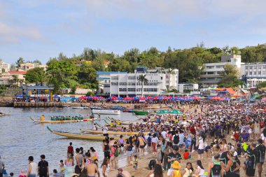 22 Haziran 2023, Stanley sahilinde Ejderha tekneleri festivali yarışı.