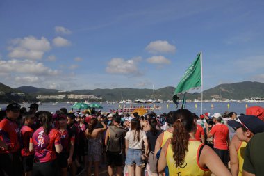 22 Haziran 2023. Festivali kutlamak için süslü ejderha teknesi.