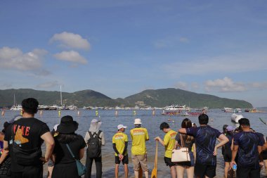 22 Haziran 2023. Festivali kutlamak için süslü ejderha teknesi.