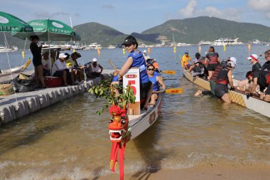 22 Haziran 2023, Stanley sahilinde Ejderha tekneleri festivali yarışı.