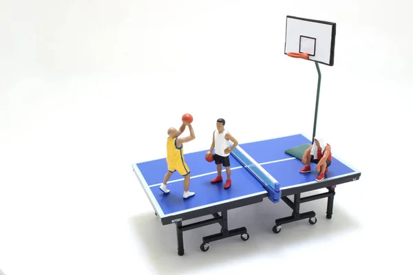 Веселощі Фігури Баскетболіста Настільному Тенісному Столі — стокове фото