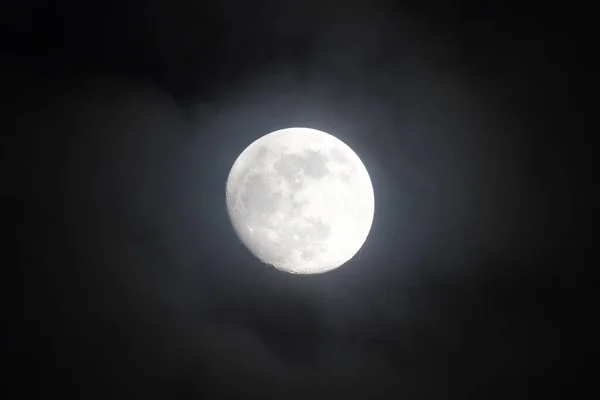 Kapalı Bir Gibbous Moon — Stok fotoğraf