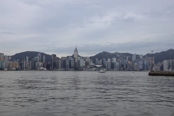ビクトリア港の間からの香港のスカイラインパノラマ 2023年7月1日 — ストック写真