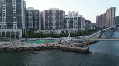 Güney Köprüsü, Junk Bay ve Doğu Kanalı arasında dalgalanan dalgalara benzer. 7 Temmuz 2023