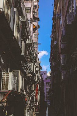 8 Temmuz 2023 'te Hong Kong' da dar bir patika var.