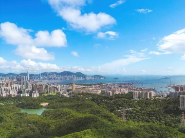 8 Temmuz 2023 'te Hong Kong' daki kentsel ve doğal manzaraların ahengi