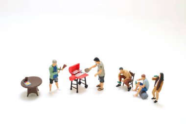 Bir figür. Arkadaşlar tahtada barbekü yapıyor.