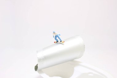 Yiyecek paketinden atlayan bir kayakçı.