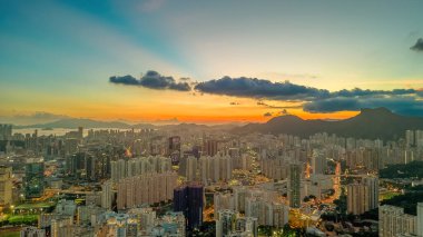 12 Temmuz 2023 Ping Shan 'dan Kowloon' un nefes kesici panoramik görüntüsü