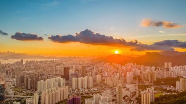 12 Temmuz 2023 Ping Shan 'dan Kowloon' un nefes kesici panoramik görüntüsü