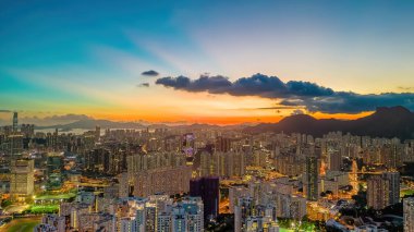 12 Temmuz 2023 Ping Shan 'dan Kowloon' un nefes kesici panoramik görüntüsü