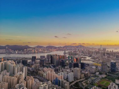 12 Temmuz 2023 Ping Shan 'dan Kowloon' un nefes kesici panoramik görüntüsü