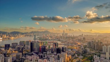 Günbatımı manzarası Kowloon ve HK manzaralarını gösteriyor, 12 Temmuz 2023