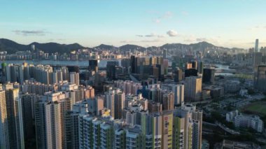 12 Temmuz 2023 'te Hong Kong, Kowloon Körfezi' ndeki yerleşim bölgesi..