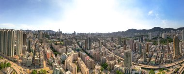 Kowloon Yarımadası 'nın batısında, canlı bir semt 14 Temmuz 2023