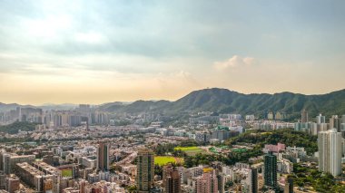 Kowloon Yarımadası 'nın batısında, canlı bir semt 14 Temmuz 2023