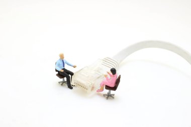 Kablolu yayını olan insanlar. Teknoloji konsepti.