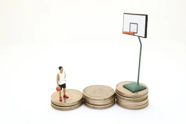 Фігура Баскетболіста Стеком Монет — стокове фото