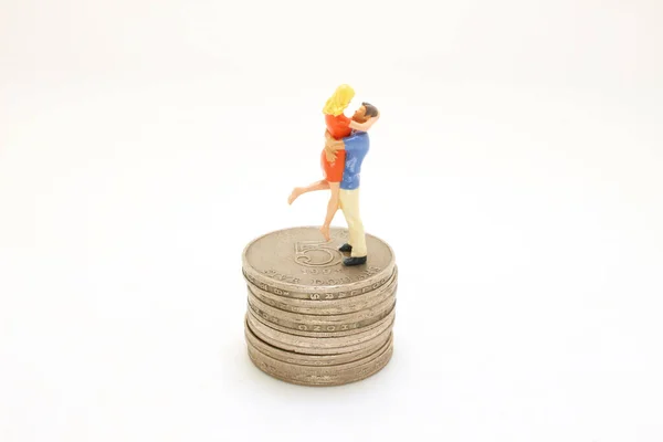 Una Figura Joven Hombre Mujer Abrazar Estar Juntos Pila Monedas — Foto de Stock
