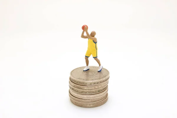 Postać Koszykarza Stosem Monet — Zdjęcie stockowe