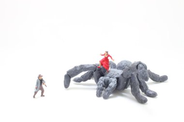 Büyücünün yanındaki örümcek kahramanla dövüşür.