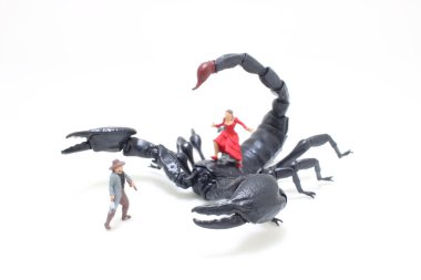 Kara Akrep büyücüyle Kahraman 'a karşı savaşıyor.