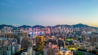 Kowloon ve Hong Kong ışıkları parıldamaya başladı, 22 Temmuz 2021