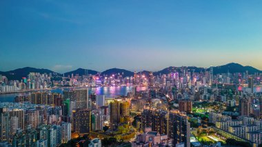 Kowloon ve Hong Kong ışıkları parıldamaya başladı, 22 Temmuz 2021