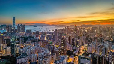 Kowloon ve Hong Kong ışıkları parıldamaya başladı, 22 Temmuz 2021