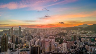 Kowloon ve Hong Kong ışıkları parıldamaya başladı, 22 Temmuz 2021