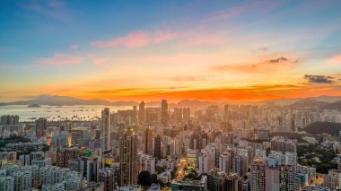 Kowloon ve Hong Kong ışıkları parıldamaya başladı, 22 Temmuz 2021