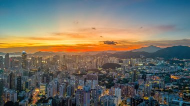 Kowloon ve Hong Kong ışıkları parıldamaya başladı, 22 Temmuz 2021