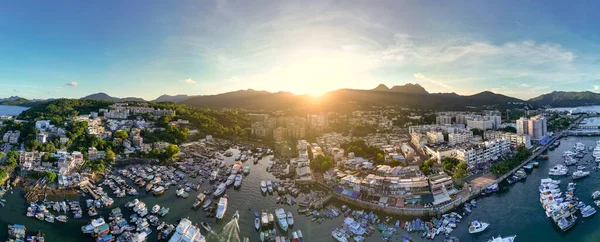 Sai Kung Town 24 Temmuz 2023 'te canlı ve resimli bir sahil kasabasıdır.