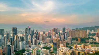 Causeway Körfezi, 28 Temmuz 2023 'te Hong Kong' un hareketli ve hareketli bir bölgesidir.