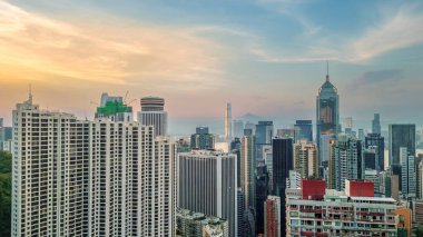 28 Temmuz 2023 'te Hong Kong' un kuzey kıyısında bir kalabalık bölge.