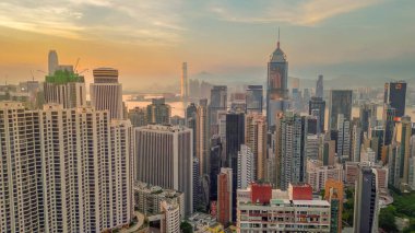 28 Temmuz 2023 'te Hong Kong' un kuzey kıyısında bir kalabalık bölge.