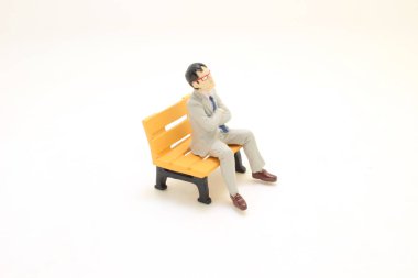 Parktaki bankta oturan bir iş adamı.