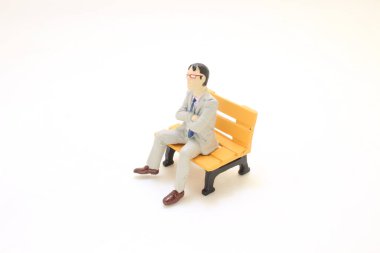 Parktaki bankta oturan bir iş adamı.