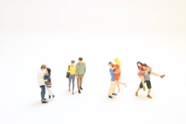 Aşıkların eğlencesi, ayakta duran Mini çift.