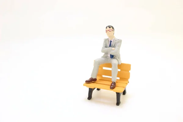Фигура Бизнесмена Сидящего Скамейке Парке — стоковое фото