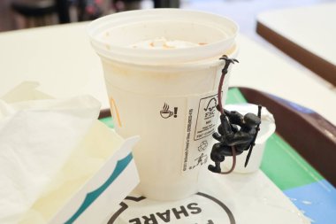 Ninja figürünün eğlencesi, Fast food çöpü.